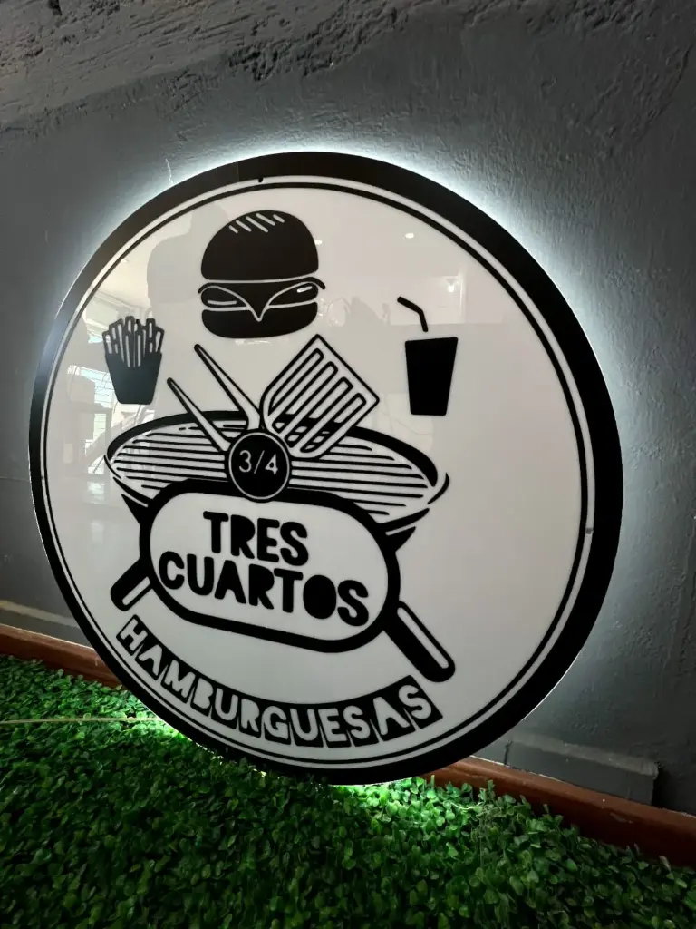 Letrero personalizado en acrílico con logotipo en Vinil Retroiluminado