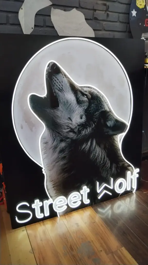 Letrero personalizado en acrílico con logotipo en Vinil y Detalles de Neón Retroiluminado 