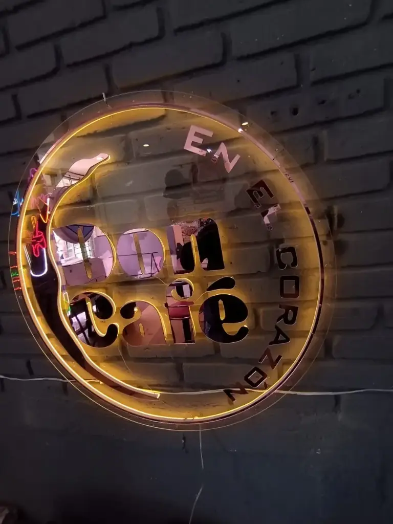 Letrero personalizado en acrílico con logotipo en Vinil y Detalles de Acrílico y Neón Retroiluminado 